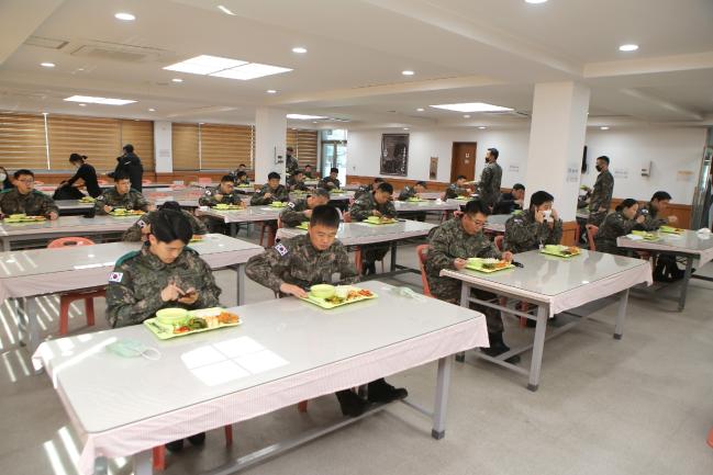 육군이 병영 내 ‘사회적 거리 두기’를 철저히 실천하는 가운데 육군2작전사령부 간부들이 서로의 간격을 충분히 띄우고 한 방향으로 앉아 식사하고 있다.  부대 제공