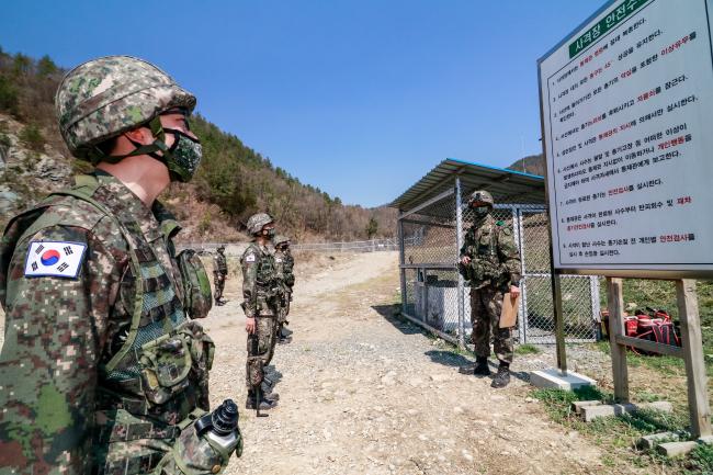 31사단 장병들이 개인화기 사격 전 간격을 충분히 유지한 채 안전수칙을 낭독하고 있다.  부대 제공