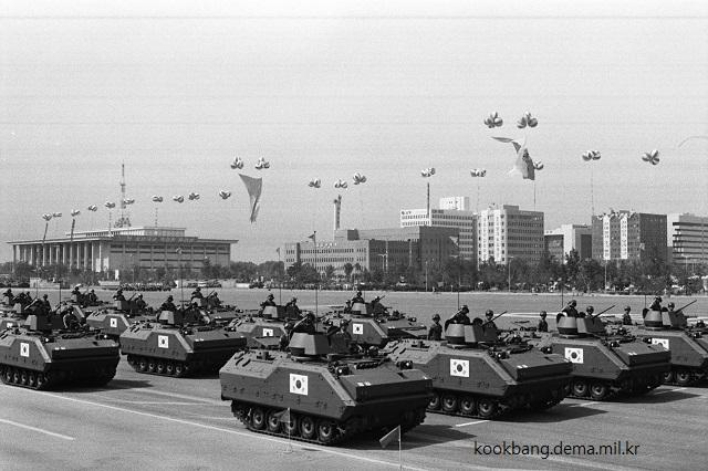 1984년 10월1일 국군의 날 행사에서 공개된 K200장갑차. 국방일보DB