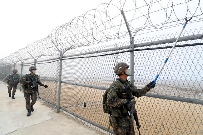 육군51사단 고온이소초 장병들이 경기도 화성시 고온항 일대에서 흔적탐색작전을 수행하고 있다. 