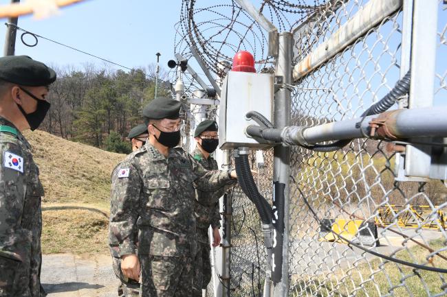 25일 탄약지원사령부를 방문한 서욱(맨 앞) 육군참모총장이 부대 관계자들과 함께 경계작전 현장을 직접 점검하고 있다.  육군 제공