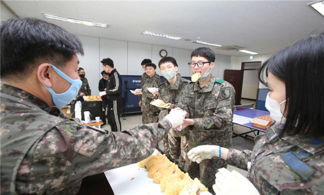 국군지휘통신사령부 3정보통신단 김진수(왼쪽) 주임원사가 붕어빵을 만들어 제공하며 코로나19 장기화로 지친 장병들 마음을 달래고 있다.  부대 제공