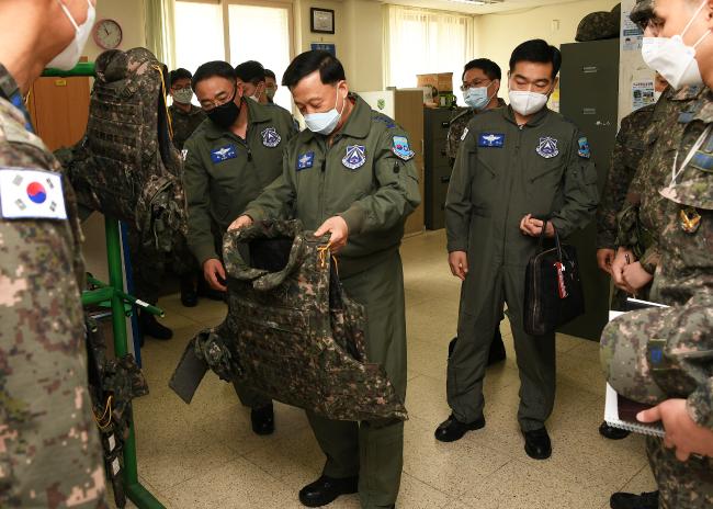 황성진(중장·가운데) 공군작전사령관이 26일 16전투비행단을 방문해 군사대비태세 현장지도를 실시하며 경계·감시장비를 점검하고 있다.  사진 제공=백승열 상사