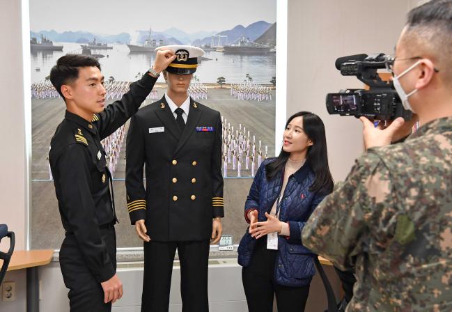 해군사관학교 김대진(소령·왼쪽) 선발과장과 이루리(군무주무관) 행정담당이 해사 브이로그 ‘해군사관생도 제복편’을 촬영하고 있다.  부대 제공