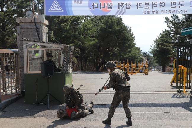 육군2작전사령부가 ‘제5회 서해수호의 날’에 따른 안보결의 주간을 맞아 군 본연의 임무인 완벽한 경계태세 확립과 실전적 교육훈련에 매진하고 있다. 사진은 2작전사 예하 201특공여단 장병들이 위병소 경계 시범식 교육을 진행하고 있는 모습.  부대 제공