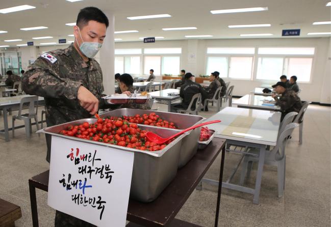 육군2작전사령부 근무지원단 김희찬 상병이 지역 농가에서 납품한 방울토마토를 자율배식하고 있다. 사진 제공=김주형 상사
