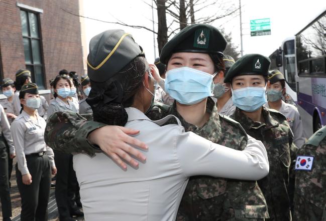 대구행 버스 오르기 전 

지난 3일 대전시 유성구 국군간호사관학교에서 열린 졸업 및 임관식 직후 코로나19 의료지원을 위해 바로 국군대구병원으로 파견되는 60기 간호장교들이 대구행 버스에 오르며 후배 생도들과 인사를 나누고 있다.  대전=양동욱 기자