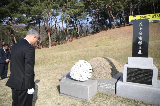박삼득 국가보훈처장이 26일 안중근 의사 순국 제110주기 추모식을 맞아 서울 용산구 효창공원 안중근 의사 묘소(가묘)에서 참배하고 있다.  보훈처 제공