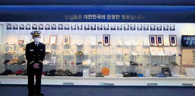 해군2함대 천안함기념관 유품전시실에는 천안함 46용사의 사진과 함께 그들이 착용했던 군복, 시계, 안경 등이 전시돼 있다.