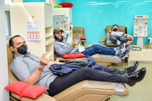 국방대학교 안보 과정에 재학 중인 외국군 수탁생들이 충남대학교 헌혈의 집을 찾아 헌혈하고 있다. 
 부대 제공