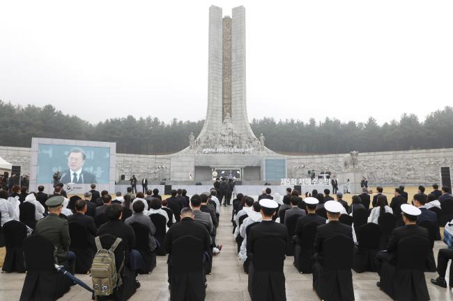  지난 27일 국립대전현충원에서 제5회 서해수호의 날 기념식이 열린 가운데 참석자들이 문재인 대통령의 기념사를 경청하고 있다.  연합뉴스 