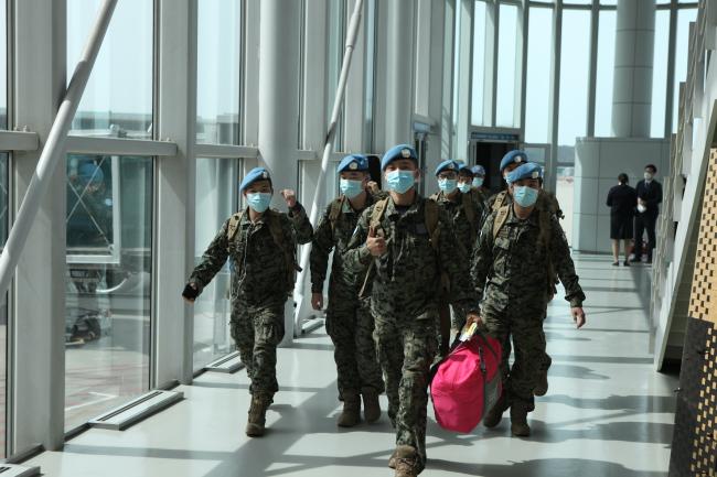 28일 오전 인천국제공항에 도착한 한빛부대 11진 장병들이 이동하고 있다.  국방부 제공