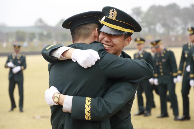 지난 27일 육군부사관학교에서 열린 ‘양성 19-11기와 예비역 20-1기 부사관’ 임관식에서 신임 부사관들이 서로를 부둥켜 안으며 임관의 기쁨을 나누고 있다. 
 사진 제공=임주혁 상병