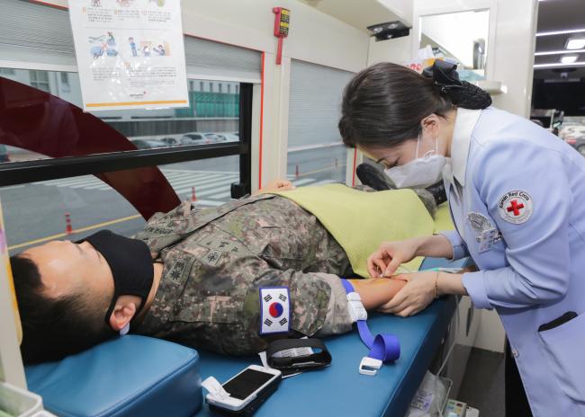 지난 27일 혈액 공급에 힘을 보태기 위해 육군지상작전사령부 전병구 소령이 139회째 사랑의 헌혈에 동참하고 있다.  부대 제공