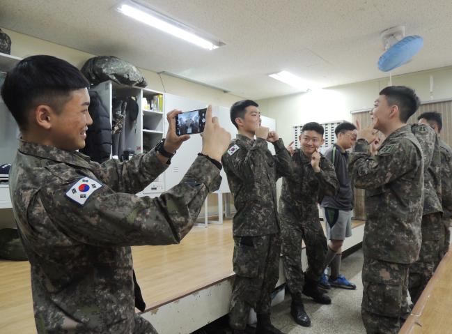 육군25사단 왕포포병대대가 최근 개최한 ‘아무노래 챌린지’ 행사에서 간부 스마트폰으로 장병들의 모습을 촬영하고 있다.  부대 제공