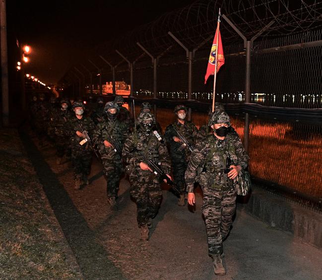 해병대2사단 상륙장갑차대대 장병들이 지난달 31일 김포 우전방 지역에서 야간 전술무장행군을 하고 있다.   부대 제공
