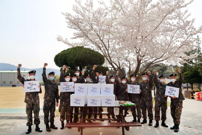 육군2작전사령부 예하 31사단 예비군 업무 관계관들이 52주년 ‘예비군의 날’을 맞아 최근 선물 받은 지역 농·특산물 꾸러미와 함께 기념사진을 찍고 있다. 사령부는 코로나19로 취소된 예비군의 날 행사 예산으로 지역 농·특산물을 구매하도록 장려하고 있다. 부대 제공
