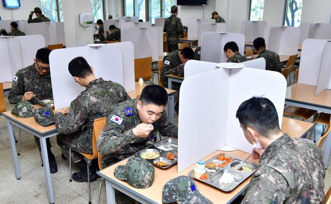 공군11전투비행단 장병들이 종이가림막을 설치한 테이블에서 점심식사를 하고 있다. 사진 제공=안재경 준위 
