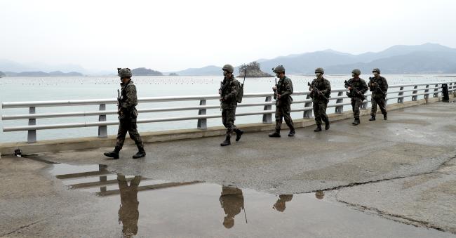 1일 작전지역 일대에서 육군31사단 해남대대 땅끝소초 장병들이 해안선 수색정찰을 하고 있다. 해안선 수색정찰은 해상과 해안의 미상 물체와 특이 징후를 식별하기 위해 진행되는 작전활동으로 대대는 ‘고정된 시간에 작전을 해야 한다’는 고정관념을 탈피해 일출 시각, 오전, 오후 등 작전 여건에 따라 해안선 수색정찰을 하고 있다.