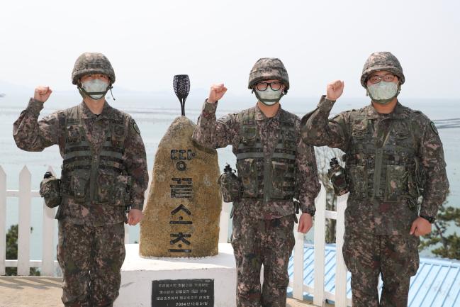 해외에서 10년 이상 장기 거주하다 병역의 의무를 이행하기 위해 입대한 육군31사단 해남대대 땅끝소초 장병들이 완벽한 해안경계작전을 다짐하며 파이팅 포즈를 취하고 있다. 왼쪽부터 이상현 병장과 서동영 상병, 조민서 일병. 조종원 기자  