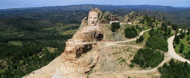 대평원에 솟은 리치모어산에는 리틀빅혼전투를 승리로 이끈 크레이지 호스이 조각되고 있다. 사진 = 크레이지호스기념관 홈페이지