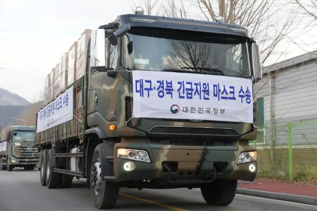 육군5군지사가 지난 2월 26일 11톤 차량 10대를 투입해 대구·경북 긴급지원 마스크 수송작전에 나선 모습.  부대 제공