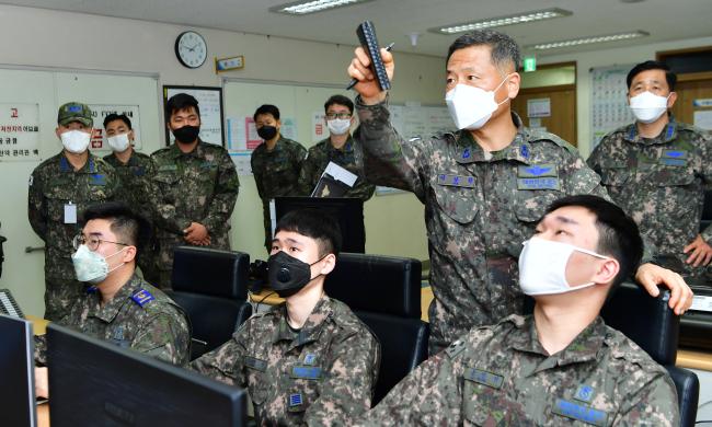 공군11전투비행단 경계작전 강화 활동이 지난달 20일부터 계속 진행 중인 가운데 이상학(준장·오른쪽 둘째) 단장 등 지휘관·참모들이 방어소대에서 경계시설을 점검하고 있다.  사진 제공=안재경 준위