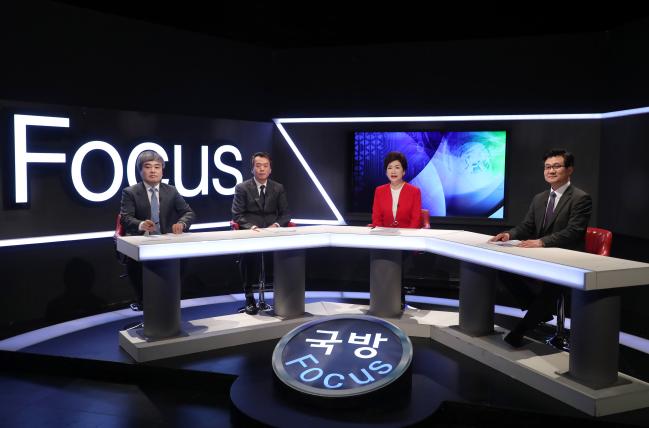 지난달 24일 녹화한 국방TV 국방포커스 특집 4부작 ‘2020 대한민국 국방을 말하다-방사청에서 말하다’의 한 장면. 맨 오른쪽부터 강은호 방위사업청 차장, 윤지원 상명대 국가안보학과 교수, 서정인 한국방위산업진흥회 상무, 박재민 건국대학교 기술경영학과 교수.  