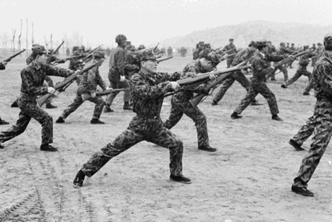 1969년 3월 8일 촬영된 예비군 훈련의 모습.  

 국방일보DB 