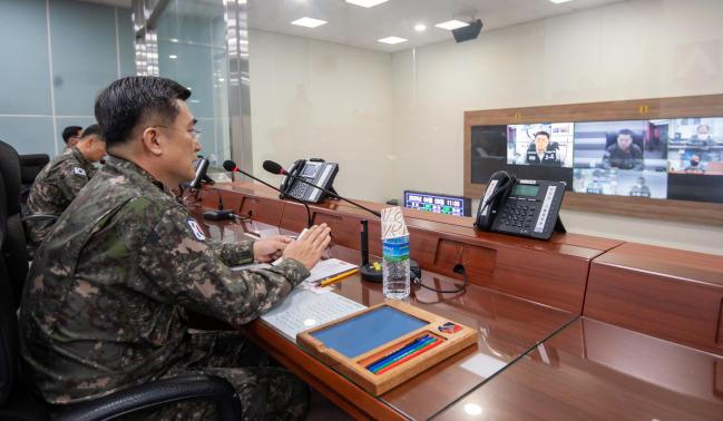 3일 서욱 육군참모총장이 수도군단에서 예하 사단장을 비롯해 인천국제공항 군 검역지원단장과 화상회의를 하고 있다.  육군 제공