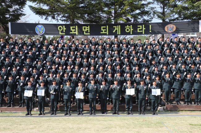 지난 3일 육군특수전학교 연병장에서 열린 올해 첫 특전부사관 임관식에서 김정수(맨 앞줄 가운데) 특수전사령관과 신임 특전부사관들이 기념촬영을 하고 있다.  부대 제공