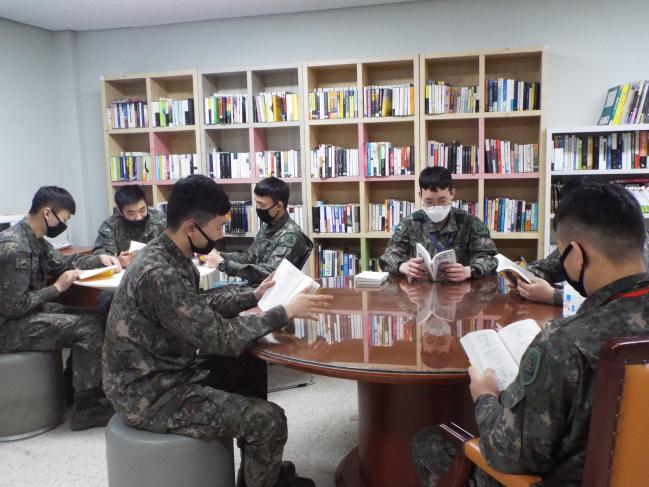 육군56사단 삼각산연대 장병들이 자투리 시간에 책을 읽으며 휴식을 취하고 있다.  부대 제공