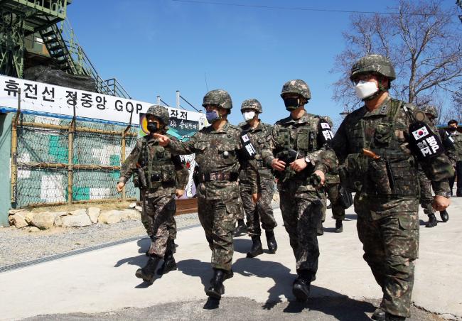 서욱(왼쪽 둘째) 육군참모총장이 6일 육군15사단을 방문해 GOP 경계작전을 현장지도하고 있다.  육군 제공