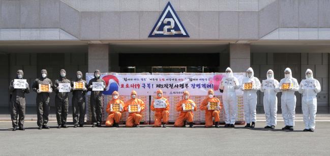 육군2작전사 장병들이 ㈜대창솔루션의 위문금으로 구매한 지역 농산물 앞에서 기념촬영을 하고 있다.  부대 제공