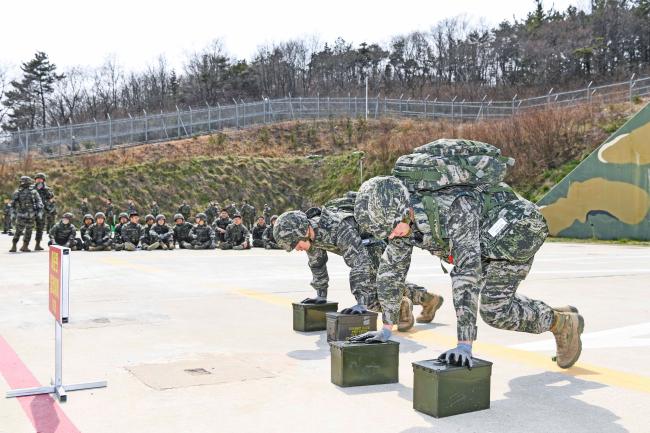 해병대6여단이 장병들의 코로나 블루 극복을 위해 교육훈련을 강화하고 있다. 사진은 여단 장병들이 영내훈련교장에서 동료들의 응원을 받으며 ‘해병대 4대 핵심과제’를 숙달하는 모습.   부대 제공