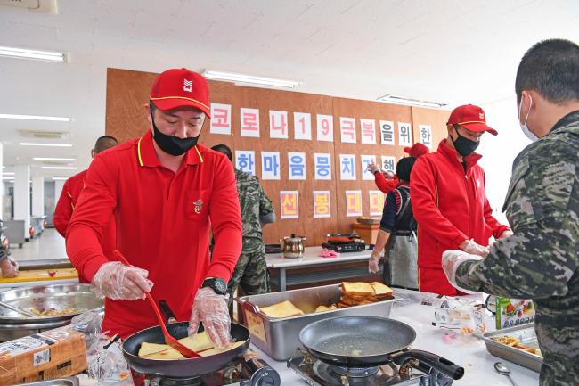  코로나 블루 극복을 위해 열린 ‘샌드위치 데이’에 참여한 해병대6여단 선봉대대 장병들이 부대 식당에서 샌드위치를 만들고 있다.   부대 제공