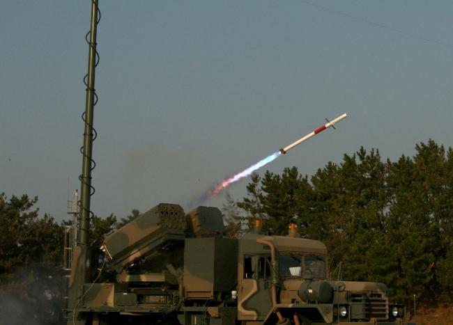 국내 기술로 개발한 2.75인치 유도로켓 ‘비궁’의 발사 모습. ‘비궁’은 국산 유도무기 최초로 미 국방부가 주관하는 성능검증 프로그램에서 우수성을 인정받았다.    방사청 제공