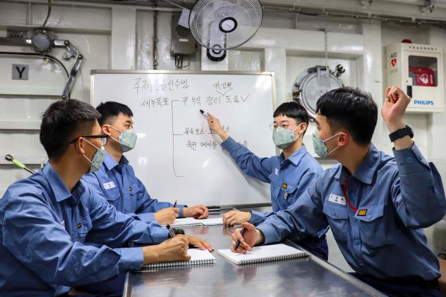 해군1함대 광명함 수병들이 승조원 식당에서 ‘일신우일신 단결회의’를 진행하고 있다. 부대 제공