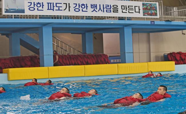 267기 해군부사관후보생들이 8일 해군교육사령부 제1전투수영훈련장에서 수난자 구조 훈련을 하고 있다.   사진 제공=이종무 원사