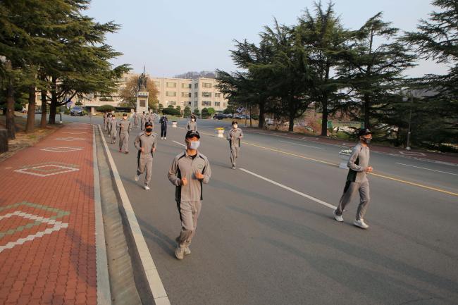 육군2작전사령부가 최근 초고강도 사회적 거리 두기 운동을 시행 중인 가운데 장병들이 체력단련 중 마스크를 착용하고 일정한 간격을 유지한 채 뜀걸음을 하고 있다.  부대 제공