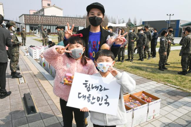 공군20전투비행단이 7일 실시한 지역 친환경 농산물 직거래 주문판매 행사에서 관사에 거주하는 장병 가족이 사전 주문한 농산물을 받은 뒤 사진을 찍고 있다.  사진 제공=서복남 원사