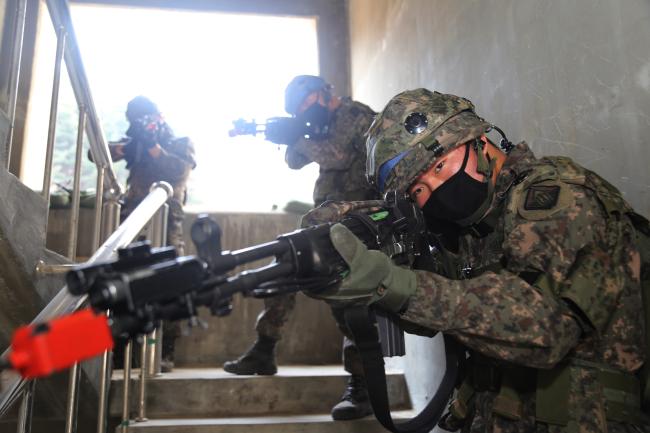 육군1기갑여단 백호대대 장병들이 ‘백호 최정예 워리어 선발 경연대회’에서 마일즈 장비를 이용해 쌍방 분대전투를 하고 있다.  부대 제공 