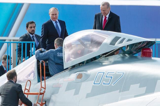 블라디미르 푸틴(맨 뒷줄 가운데) 러시아 대통령과 레제프 타이이프 에르도안(오른쪽) 터키 대통령이 지난해 8월 러시아 모스크바 동남쪽 도시 주콥스키에서 열린 국제항공·우주박람회(MAKS 에어쇼)에서 러시아제 5세대 최신 전투기 Su-57을 살펴보고 있다. 연합뉴스