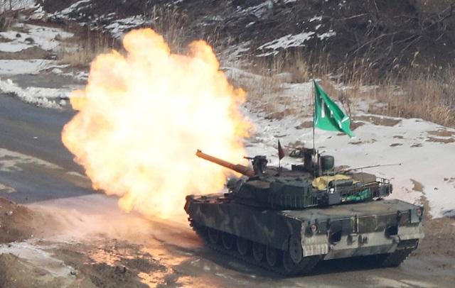 2020년 2월 육군3기갑여단 제병협동훈련에서 K1E1 전차가 표적을 향해 주포를 발사하고 있다. 양동욱 기자