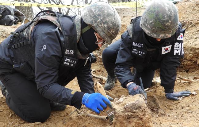 국방부 유해발굴감식단원들이 화살머리고지 우리 측 지역에서 6·25전쟁 전사자로 추정되는 유해를 발굴하고 있다. 국방부 제공