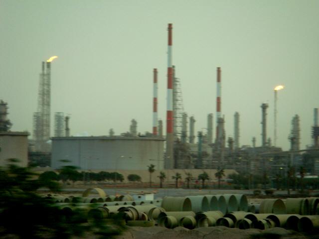 Oil product facilities, Saudi Arabia
사진: flickr, Jon Rawlinson
*https://www.flickr.com/photos/94571281@N00/455823587
