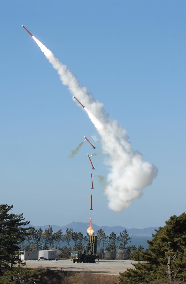 천궁 유도탄이 발사대에서 발사된 후 방향을 바꿔 표적을 향해 날아가고 있다.  방사청 제공