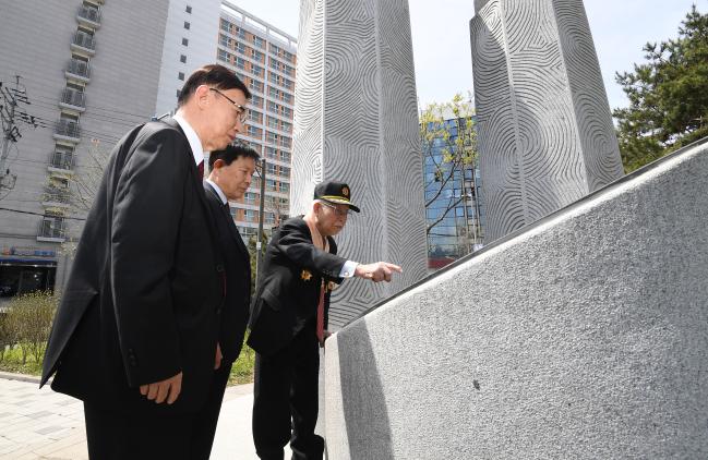 서국신 옹이 무공수훈자회 서울지부장(사진 가운데), 광진구지회장과 함께 옛 전우들의 이름이 새겨진 무공수훈자 명비를 보며 이야기하고 있다.