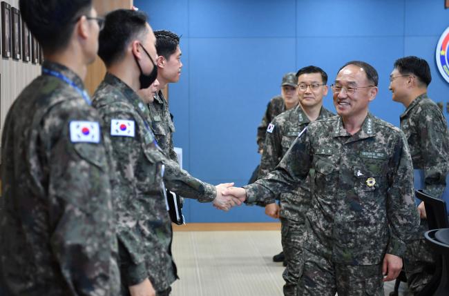 부석종(앞줄 오른쪽) 해군참모총장이 20일 제주지역 해군·해병대 부대를 찾아 군사대비태세를 점검하고 강정마을과 제주지역 여러 기관을 방문해 민·관·군 상생협력 방안을 논의했다. 사진은 부 총장이 해군7기동전단 대회의실에서 부대 현황을 보고받은 뒤 부대 관계자들을 격려하는 모습.   해군 제공  