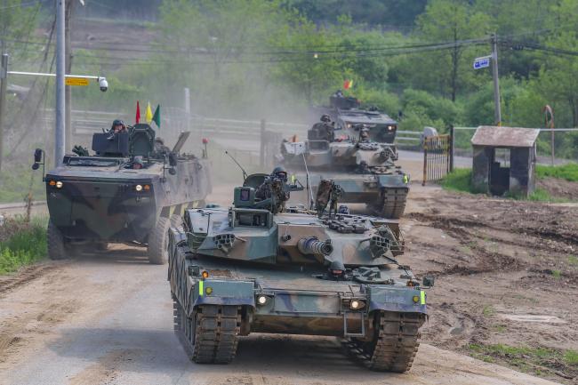 육군17사단 소속 K1전차와 차륜형 장갑차들이 훈련을 위해 이동하고 있다.  부대 제공